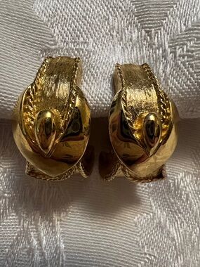 Vintage Monet Gold-Tone Sculpted Leaf Clip-On Earrings Retro Fashion Jewelry